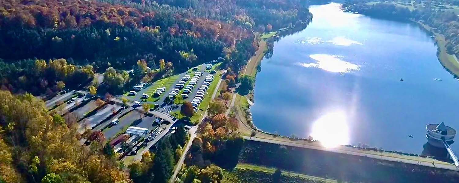 Blick von oben auf See und Reisemobilhafen
